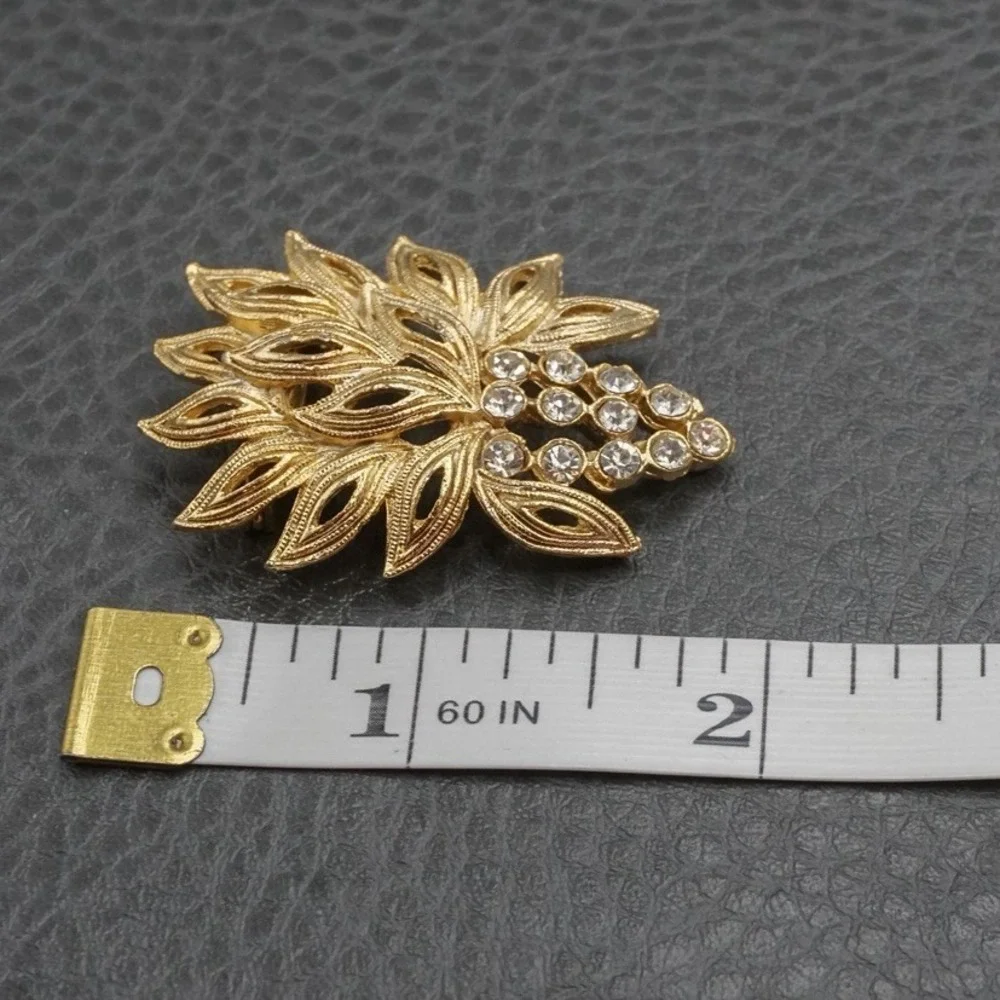 Vintage 80s Clear Rhinestone Crystal Gold Tone Leaf Plant Pin Brooch